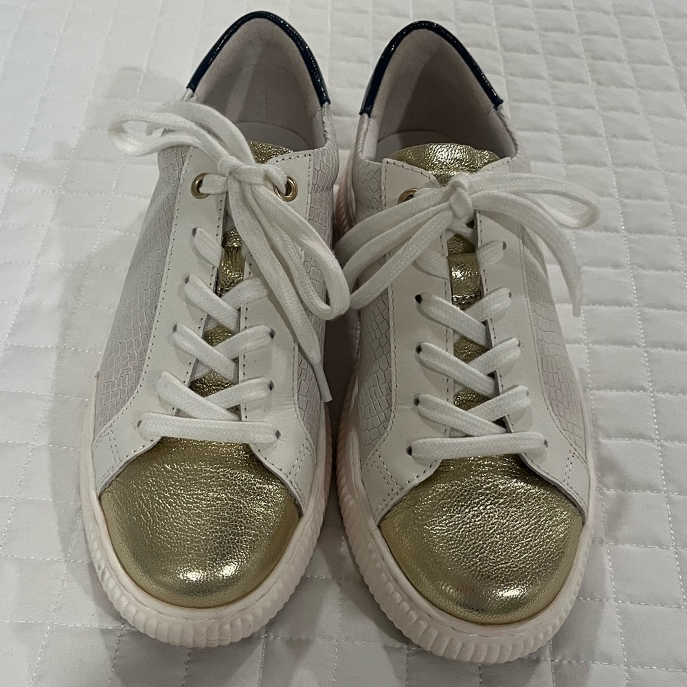 Sofft Fianna White and gold sneakers EUC